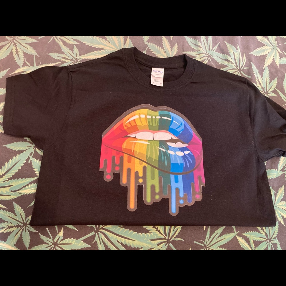 Rainbow lips graphic t shirt size small